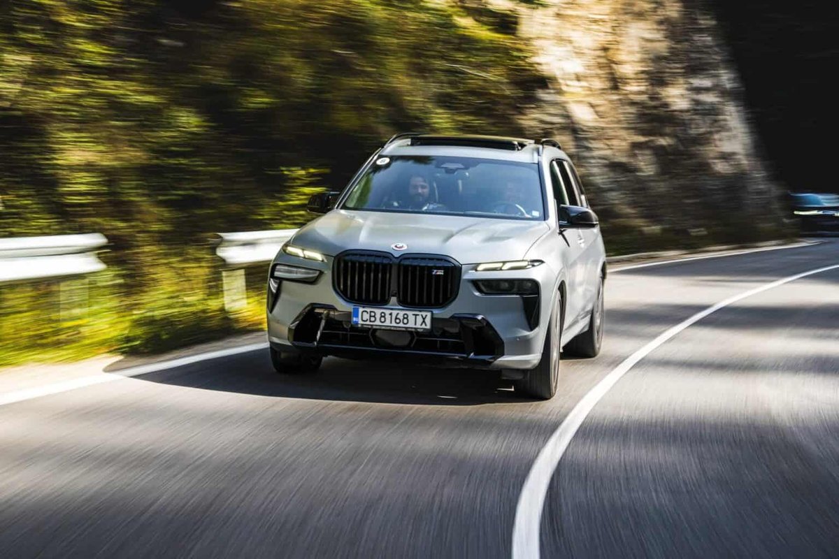 BMW X7 Next-Generation Blends Traditional Power With Electric Options